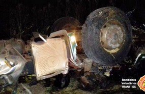 Motorista morre após despencar com carreta em ribanceira