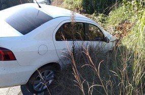 Saída de pista seguida de choque em barranco na SC-355