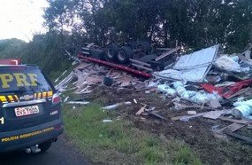 Motorista morre ao capotar carreta na BR-153