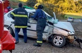 Colisão em árvore deixa mãe e filha feridas em Piratuba
