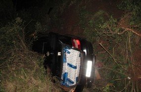 Motorista tomba veículo com cigarros ao tentar fugir da PM