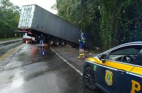 Motorista de carreta morre após sair da pista na BR-153
