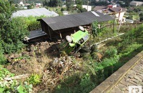 Idoso fica gravemente ferido após despencar veículo em barranco