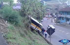 Micro-ônibus despenca em rua na serra de Capinzal