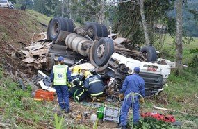 Motorista com carreta de Irani morre em acidente no Oeste