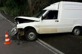 Motorista sofre ferimentos após colidir contra barranco na BR-282