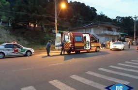 Carona de motocicleta é projetada por cima de carro após colisão