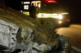 Carro capota na pista após colisão na BR-470
