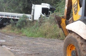 Caminhão com placas de Treze Tílias se envolve em acidente em Concórdia