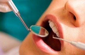 Mulher que teve dente tratado com clips de escritório será ressarcida