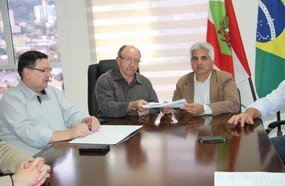 Prefeito entrega projeto do PPA para Câmara de Vereadores