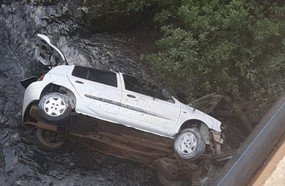Veículo despenca de ponte e deixa dois feridos na BR-282