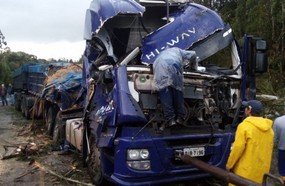 Carreta tem cabine destruída por árvore durante temporal