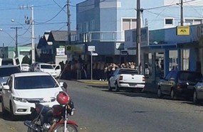 Quadrilha assalta banco e troca tiros com a polícia em Santa Cecília