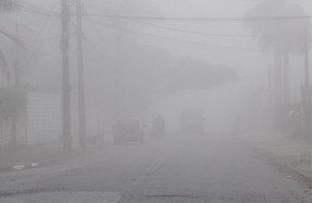 Mãe é detida por deixar filhas de castigo na rua em frio de 12º C