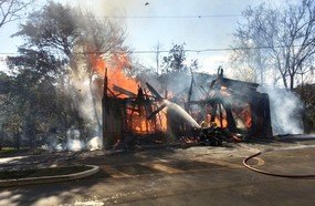Casa é consumida por incêndio no centro de Piratuba