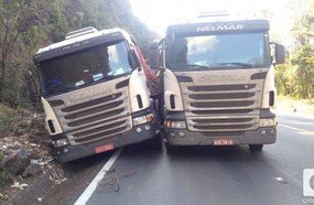 Carreta carregada com milho sai da pista na BR-282, em Herval d´Oeste
