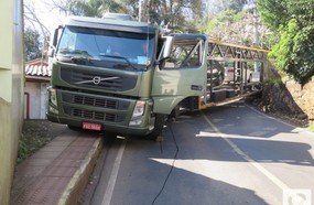 Carreta cegonha fica entalada por mais de duas horas em Herval