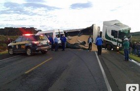 BR-153 em Água Doce interdita após acidente com carreta carreta