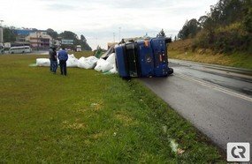 Carreta com fertilizantes tomba na BR-282, em Joaçaba