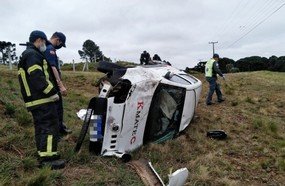 Motorista é encontrado morto ao lado de carro capotado