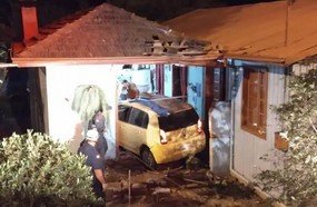 Casal de idosos morre após carro invadir residência