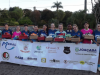 Patrocinador entrega material esportivo para a equipe de futsal feminino de Joaçaba
