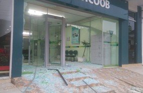 Criminosos levam cofre do Siccob de Monte Carlo
