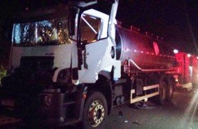 Caminhoneiro fica preso às ferragens após colidir em carreta