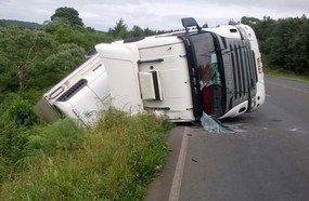 Motorista ferido em tombamento de carreta na BR-282