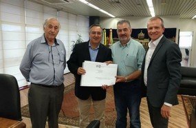 Projeto de recapeamento de avenidas é entregue ao governador