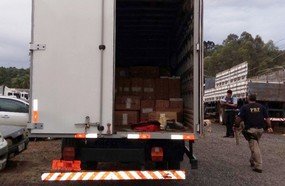 PRF apreende caminhão carregado com cigarros em Campos Novos