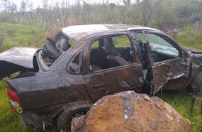 Duas pessoas ficam feridas após veículo despencar em ribanceira
