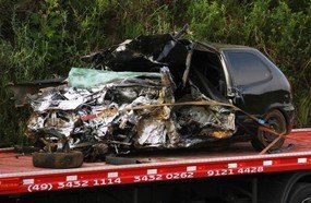 Jovem de 20 anos morre após colisão entre carro e caminhão