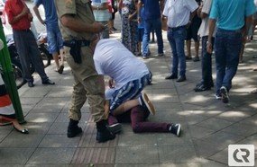 Homem é contido por popular após agredir mulher na Praça em Joaçaba