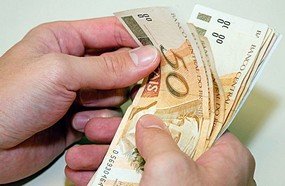 Bolsonaro assina decreto que fixa salário mínimo em R$ 998 reais