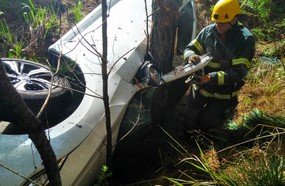 Capotamento deixa três pessoas feridas em Campos Novos