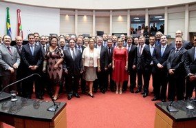 Deputados tomam posse e elegem Merisio como presidente