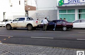 Colisão entre veículos com danos materiais no centro de Joaçaba