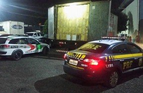 PRF apreende mais um caminhão carregado com cigarros na BR-282