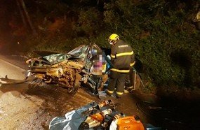 Colisão frontal deixa motorista preso às ferragens na BR-282