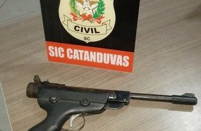 Homem é preso por posse ilegal de arma após se ferir acidentalmente