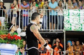 Ator global ergue o dedo do meio para o público