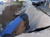 Carro é engolido por cratera no centro de Lacerdópolis