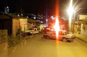 Motorista embriagado derruba poste sobre veículo estacionado