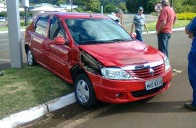 Veículo de Joaçaba atingido por máquina da Prefeitura em Erval Velho