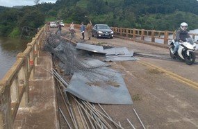 Caminhão despenca no Rio Irani e motorista está desaparecido