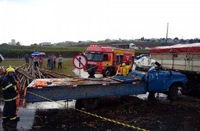 Motorista de caminhão morre após colidir contra carreta na BR-470