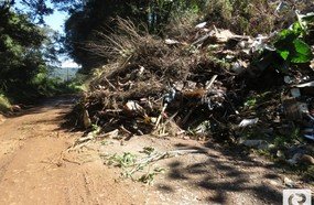 Entulhos atrapalham estrada de acesso à Barra Verde em Herval