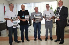 Prefeitura recebe álbum de fotografia dos 100 anos de Joaçaba